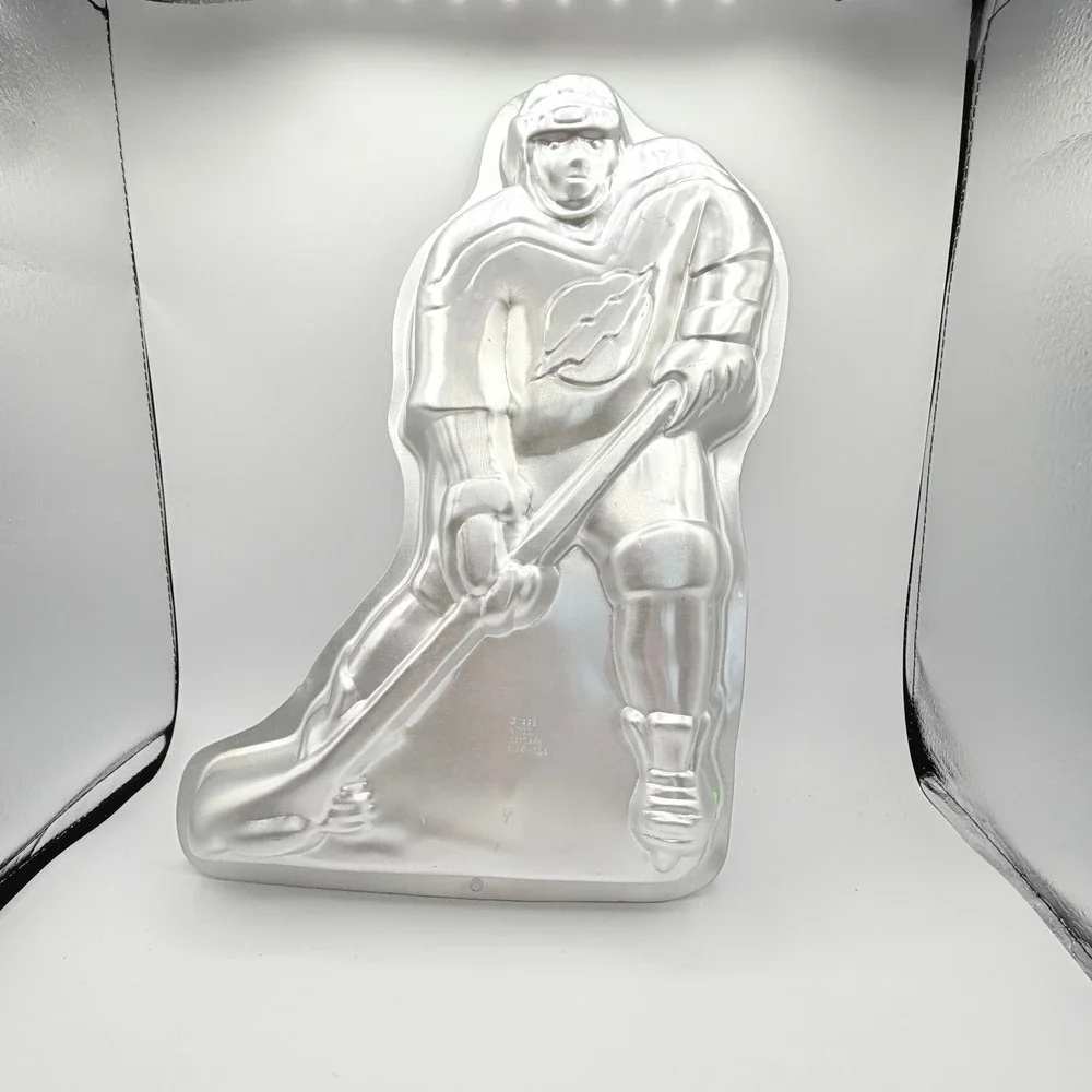 Wilton Hockey Player Cake Pan 1998 Silver Aluminum 2105-724 Sports NHL